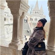 Laureata in giurisprudenza ed iscritta all'albo degli Avvocati di Firenze.